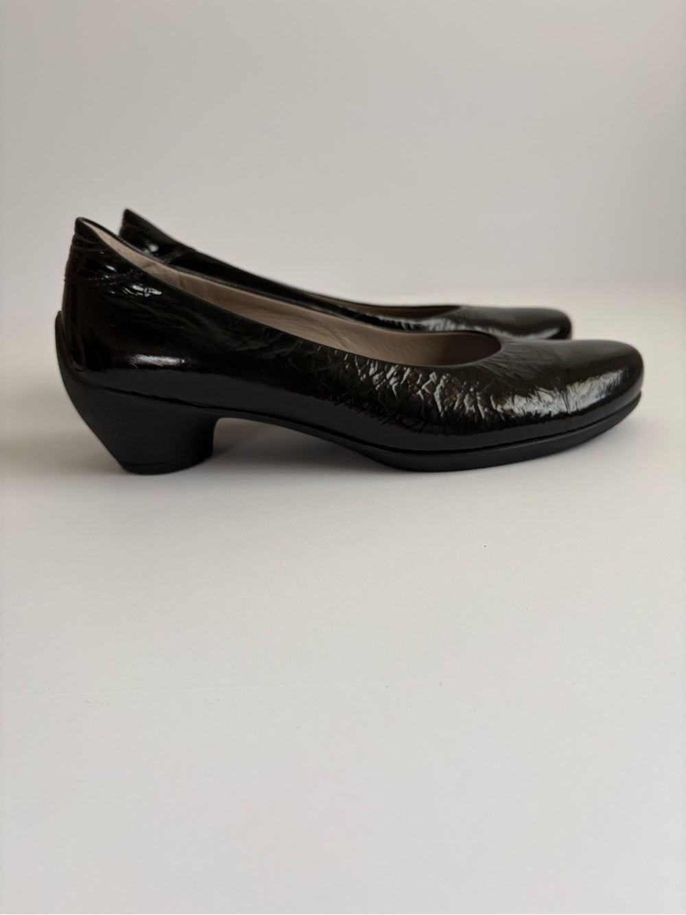 Ecco Black Crinkle Patent Rounded Toe Low Heel Pump Size 40 ( US 9-9.5 )